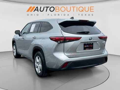 Used 2022 Toyota Highlander LE AWD/4WD image 3