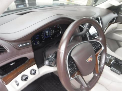 Used 2017 Cadillac Escalade ESV Premium Luxury image 25