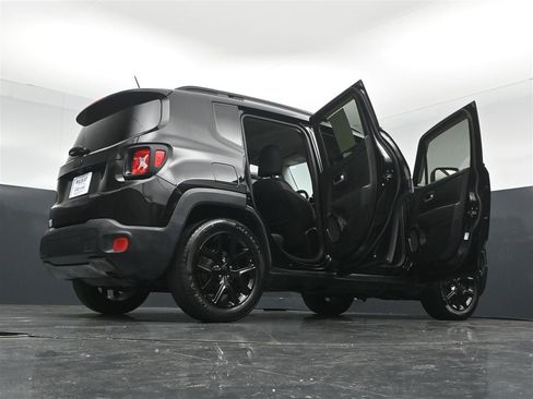 Used 2017 Jeep Renegade Altitude FWD image 30