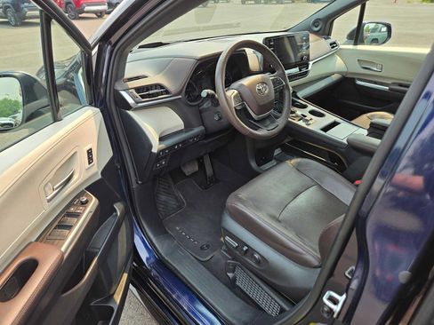 Used 2023 Toyota Sienna Platinum AWD/4WD image 22