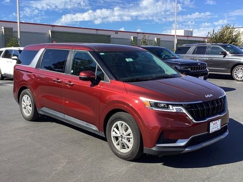 Used 2024 Kia Carnival LX image 4