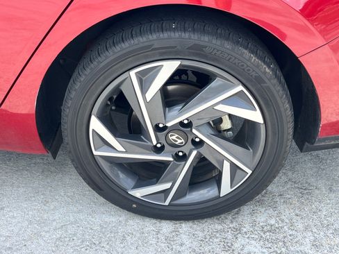 Used 2025 Hyundai Elantra SEL FWD image 21