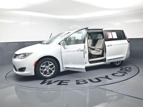 Used 2017 Chrysler Pacifica Limited w/ UConnect Theater Package image 12