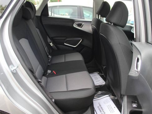 Used 2025 Kia Soul LX w/ LX Technology Package FWD image 11