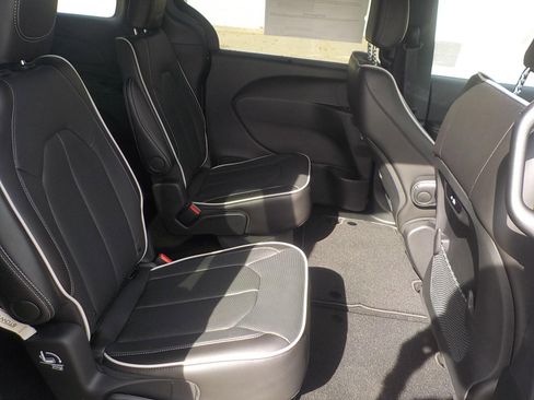 New 2026 Chrysler Pacifica Limited image 9