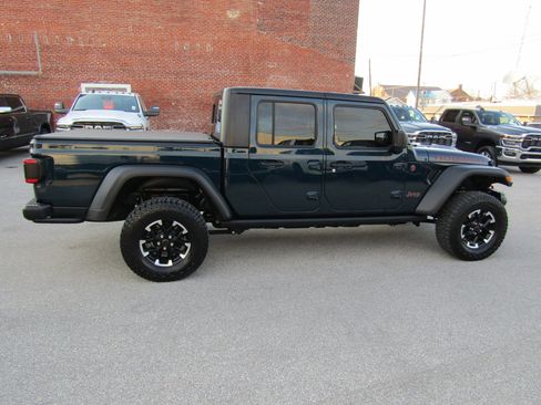 Used 2025 Jeep Gladiator Rubicon w/ Convenience Group image 2