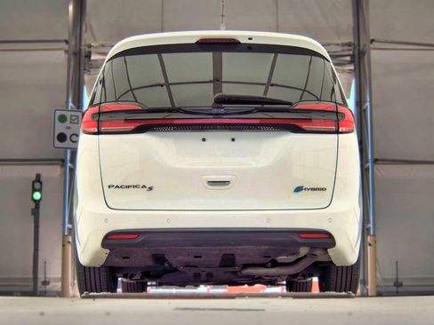 Used 2024 Chrysler Pacifica Limited FWD image 8