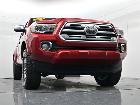 Used 2019 Toyota Tacoma Limited image 38
