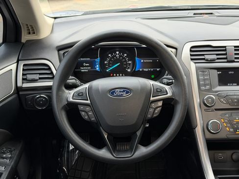 Used 2018 Ford Fusion SE FWD image 25