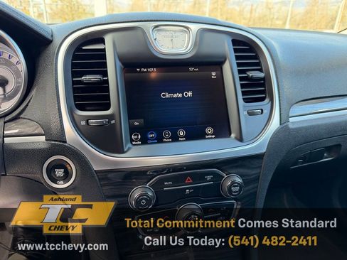 Used 2021 Chrysler 300 Touring w/ Sport Appearance Package image 20