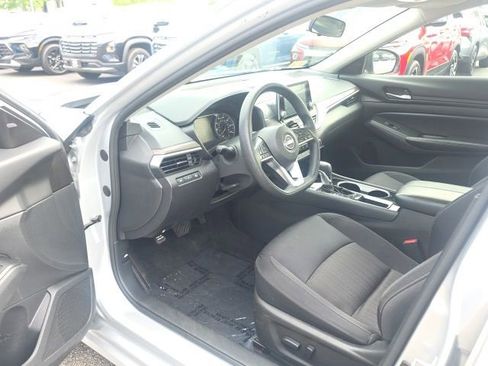 Used 2024 Nissan Altima 2.5 SV FWD image 15