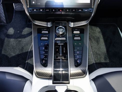 Used 2025 Aston Martin Vanquish V12 image 27