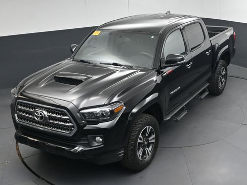 Used 2017 Toyota Tacoma TRD Sport image 34