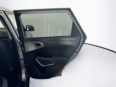 Used 2025 Kia Soul LX w/ LX Technology Package FWD image 29