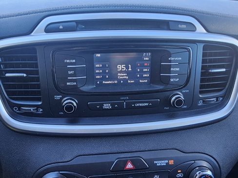 Used 2016 Kia Sorento LX w/ LX Convenience Package image 17