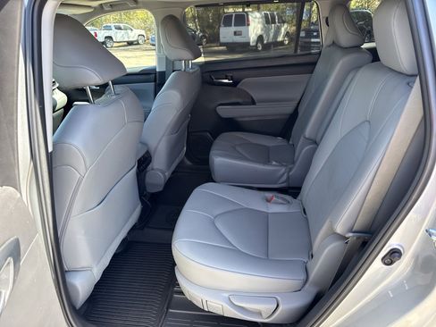 Used 2023 Toyota Highlander XLE image 13