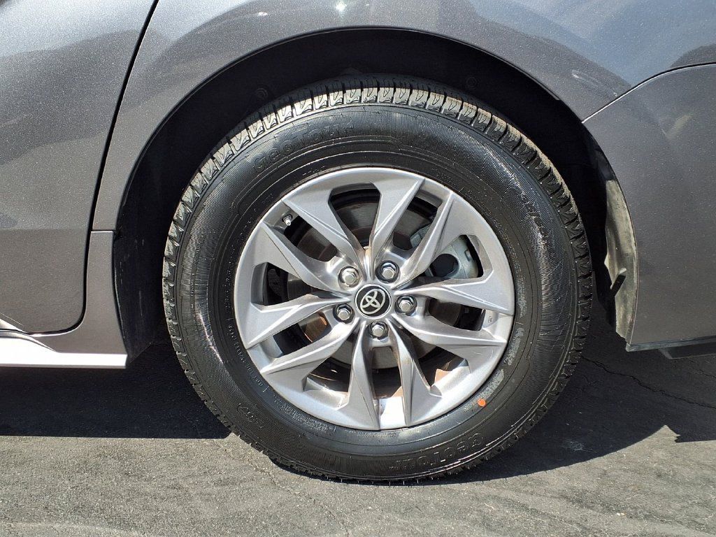 Certified 2024 Toyota Sienna XLE FWD image 6