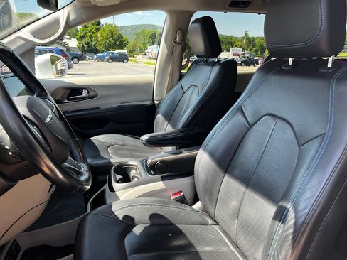 Used 2021 Chrysler Pacifica Touring-L FWD image 8