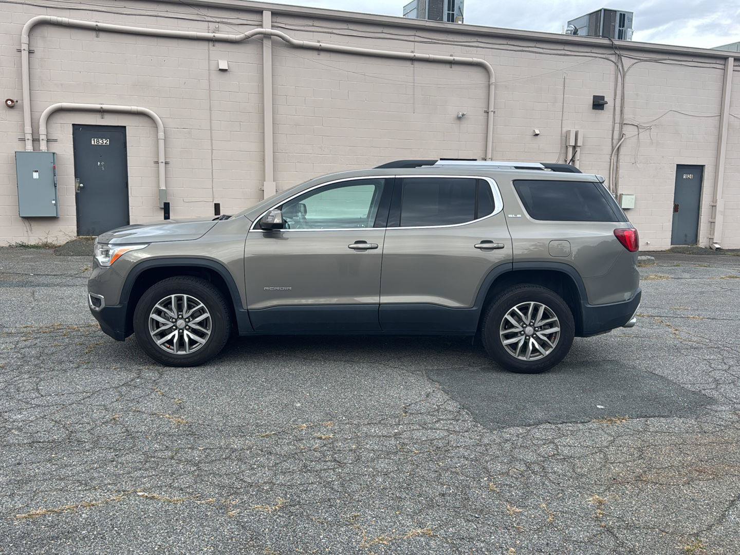 Used 2019 GMC Acadia SLE FWD image 2