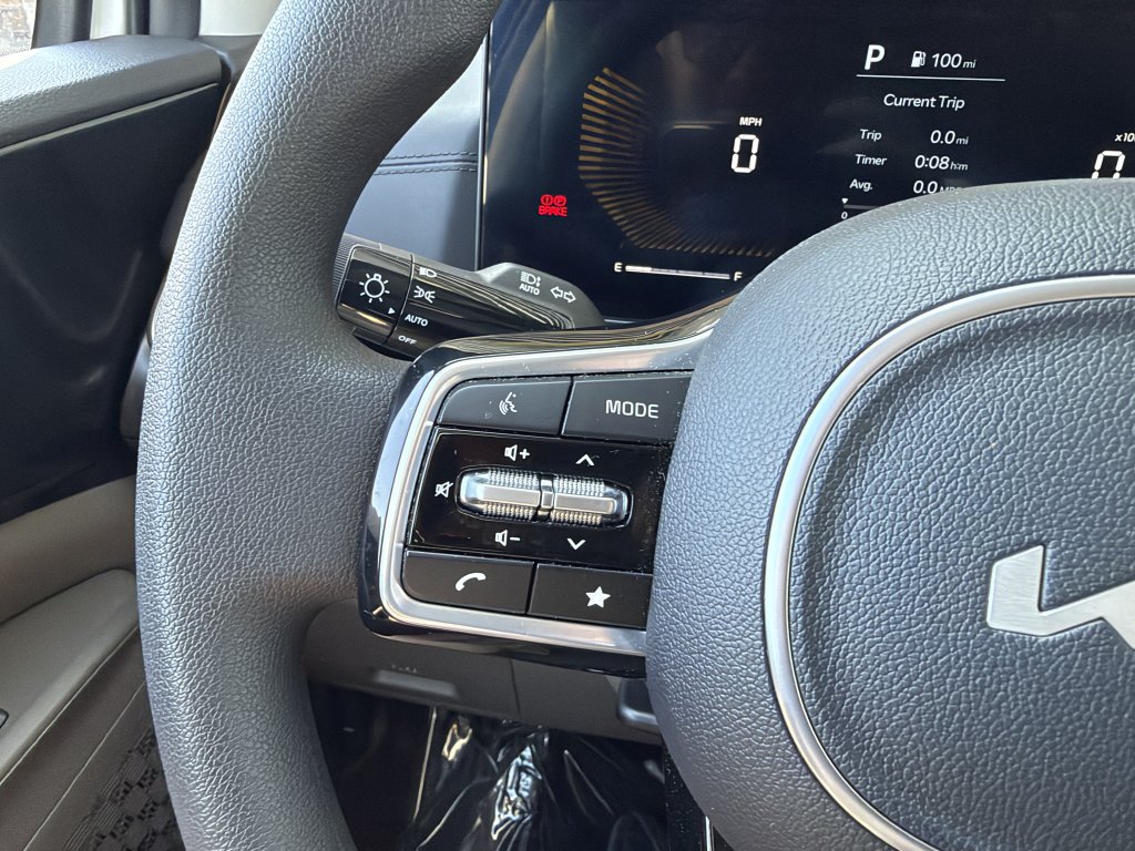 Used 2025 Kia Carnival LX FWD image 29