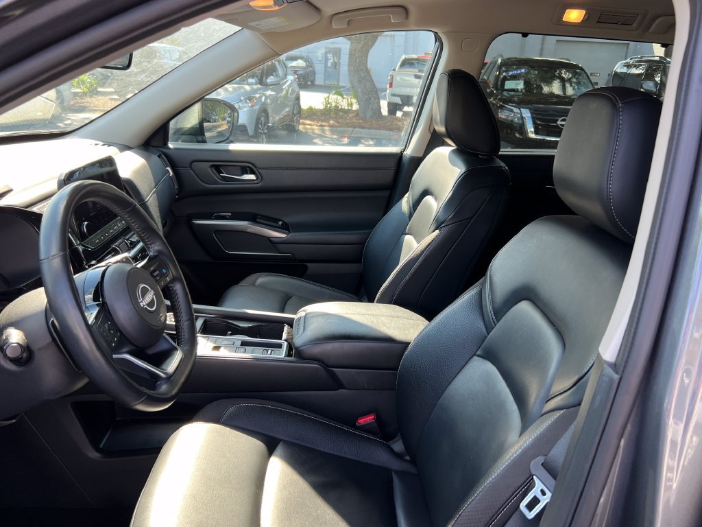 Used 2025 Nissan Pathfinder SL FWD image 10