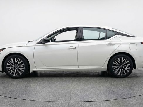 Used 2025 Nissan Altima 2.5 SV FWD image 5
