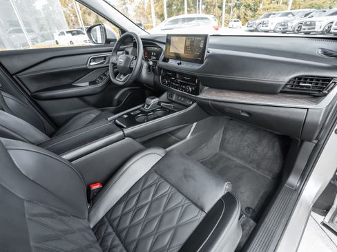 Used 2025 Nissan Rogue Platinum w/ Platinum Premium Package image 40