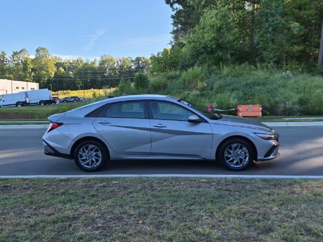 Used 2026 Hyundai Elantra Hybrid FWD image 14