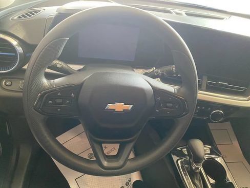 Used 2025 Chevrolet Trax LT FWD image 13