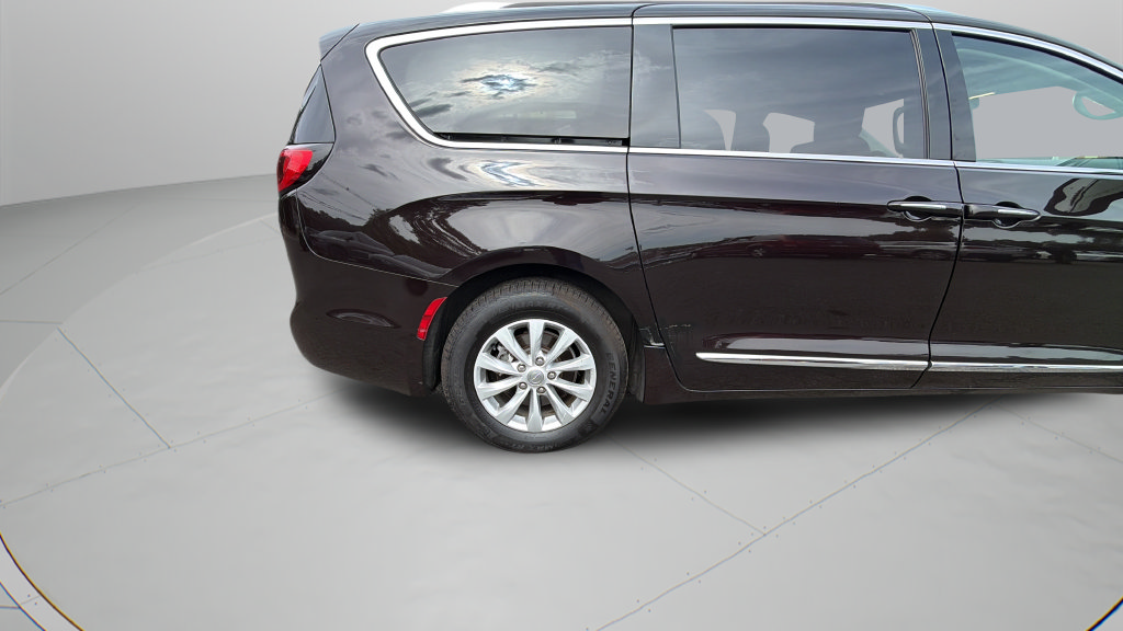 Used 2018 Chrysler Pacifica Touring-L FWD image 33