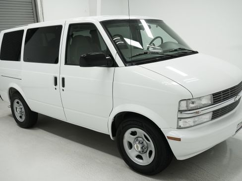 Used 2003 Chevrolet Astro image 3