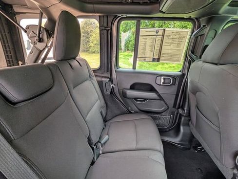 Used 2019 Jeep Wrangler Unlimited Sahara AWD/4WD image 28