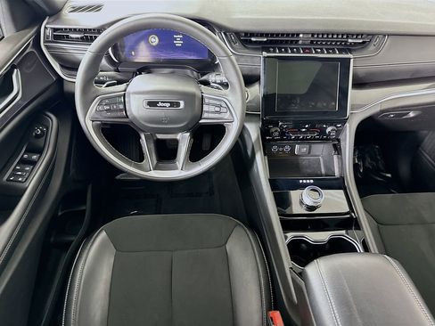 Used 2023 Jeep Grand Cherokee Altitude image 3