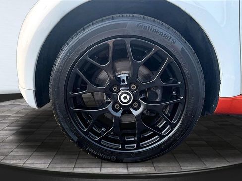 Used 2016 smart fortwo passion RWD image 9
