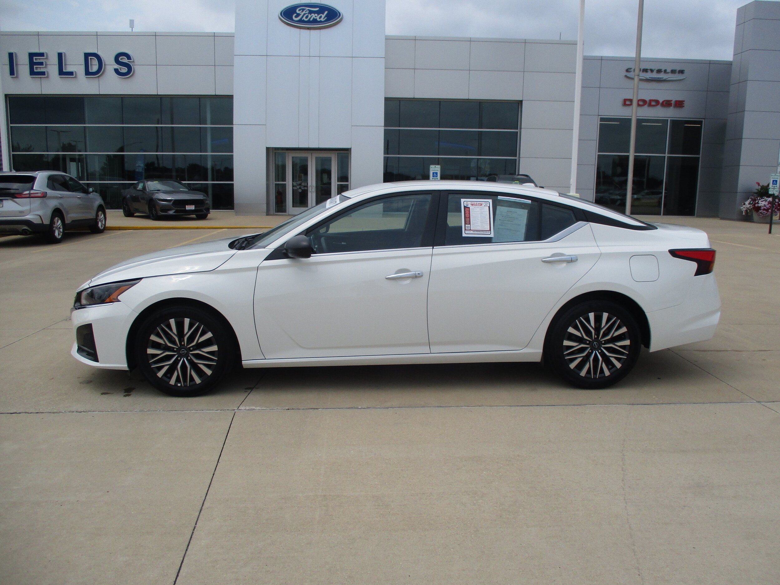 Used 2025 Nissan Altima 2.5 SV FWD image 3