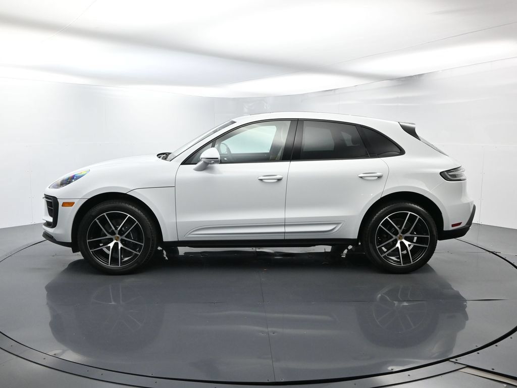 Certified 2025 Porsche Macan AWD/4WD image 2
