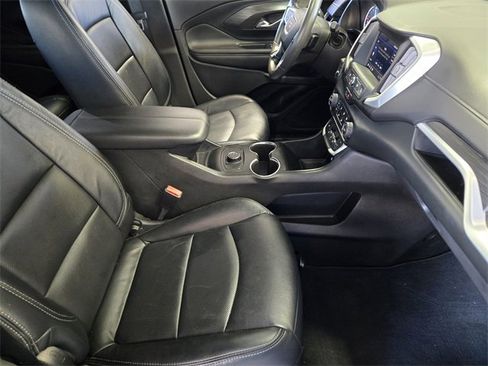 Used 2022 GMC Terrain SLE w/ Elevation Edition image 16