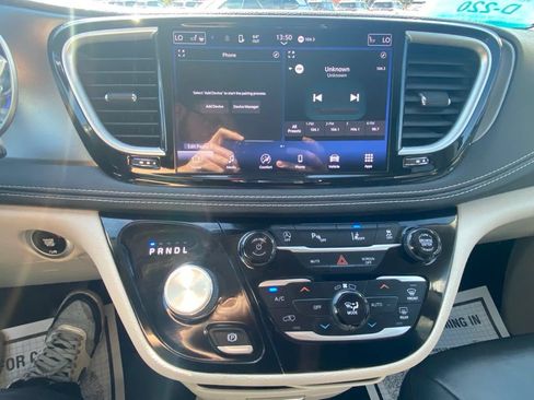 Used 2022 Chrysler Pacifica Touring-L AWD/4WD image 15