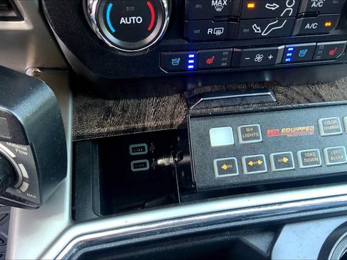 Used 2019 Ford F550 4x4 SuperCab Super Duty w/ Lariat Value Package image 32