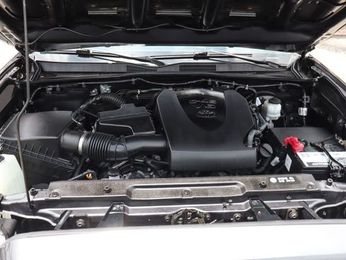 Used 2019 Toyota Tacoma TRD Sport AWD/4WD image 11