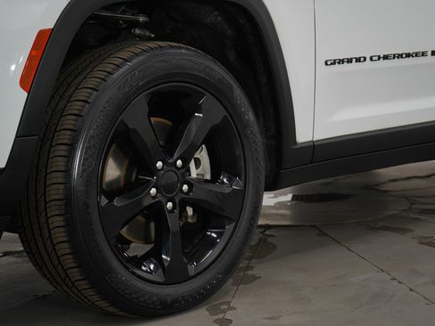 Used 2023 Jeep Grand Cherokee L Laredo image 30