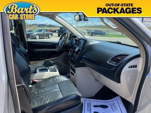 Used 2015 Chrysler Town & Country Limited Platinum FWD image 12