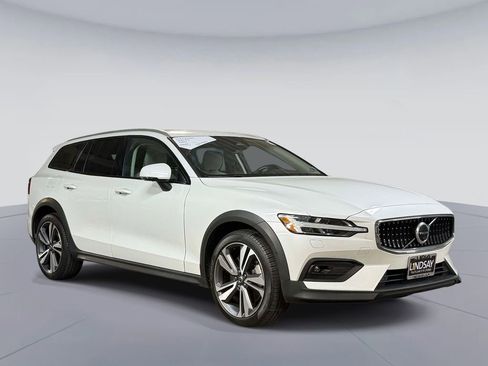 Used 2023 Volvo V60 B5 Cross Country Plus w/ Climate Package image 9
