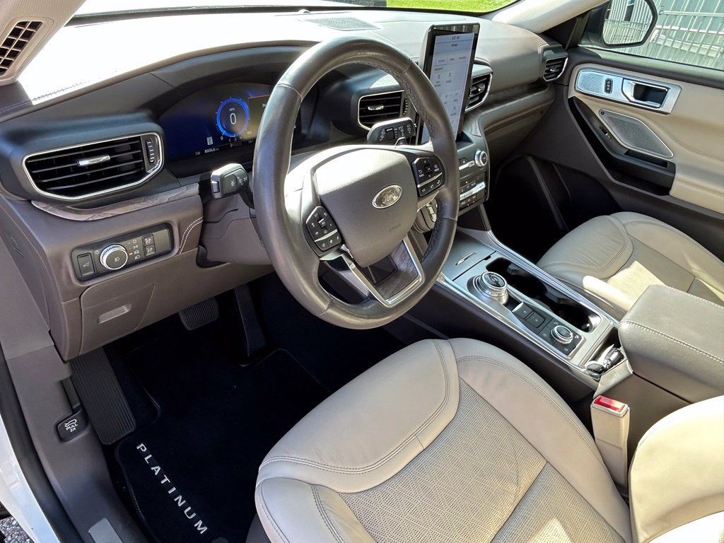 Used 2020 Ford Explorer Platinum w/ Premium Technology Package AWD/4WD image 16
