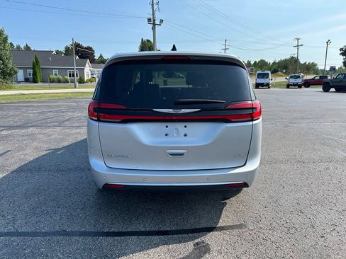 Used 2023 Chrysler Pacifica Touring-L AWD/4WD image 4