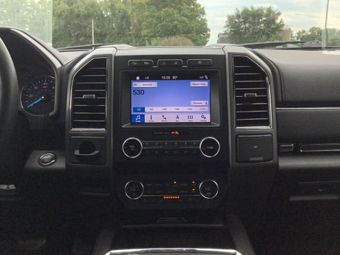 Used 2019 Ford Expedition XLT w/ Equipment Group 202A AWD/4WD image 11