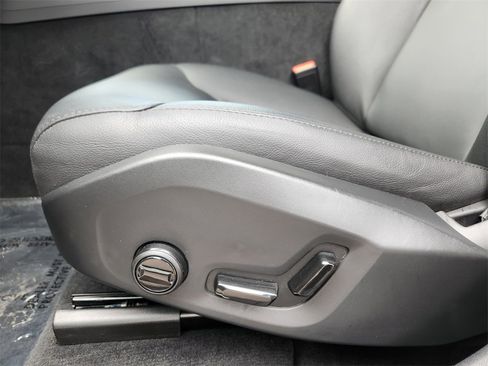 Used 2025 Volvo XC60 B5 Core image 5