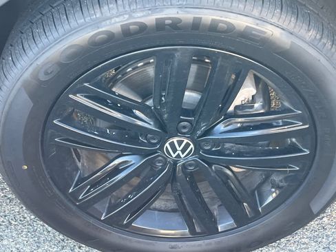 Used 2022 Volkswagen Tiguan SE R-Line image 15