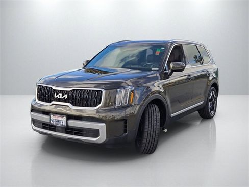 Used 2023 Kia Telluride EX w/ EX Captain's Chair Package image 8