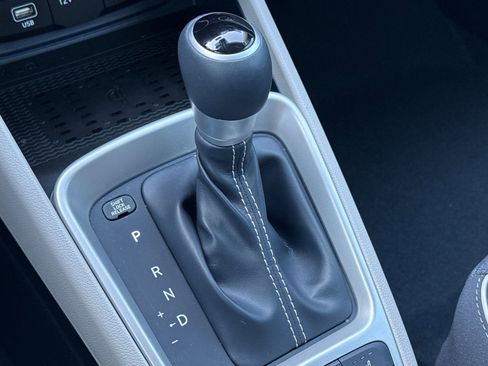 Used 2025 Hyundai Venue Limited image 22